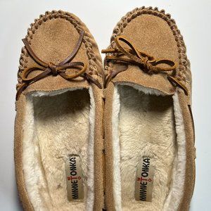 NWOT - Minnetonka Junior Trapper slippers- size 10